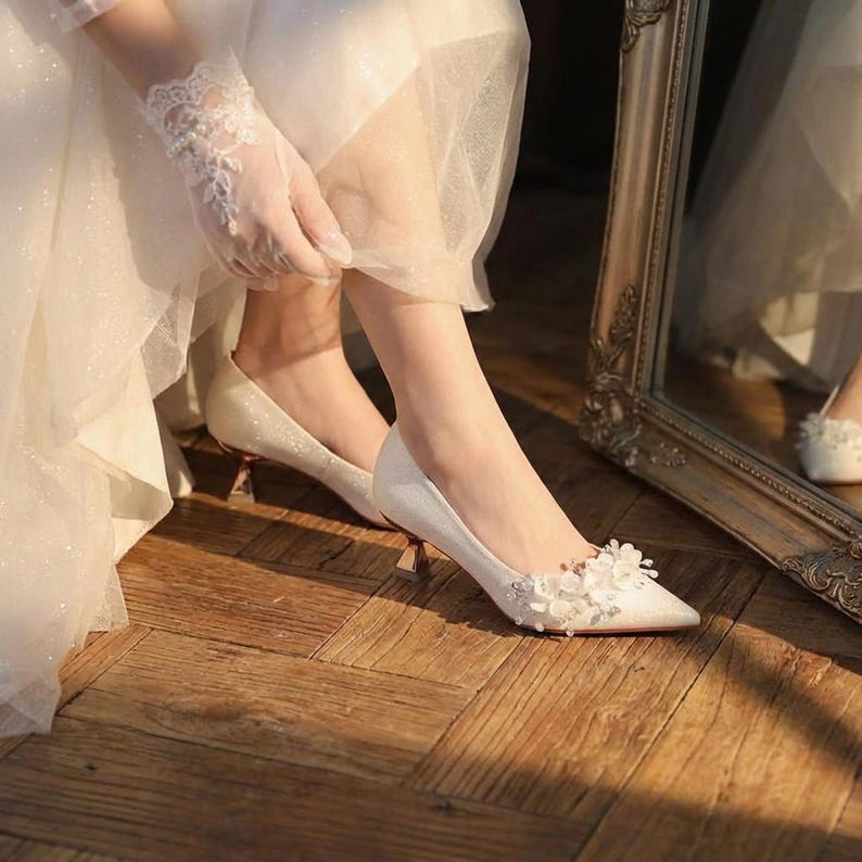 Ivory bridal kitten heels with floral lace decoration, elegant pointed toe wedding shoes, comfortable low heel pumps for bride, minimalist wedding footwear