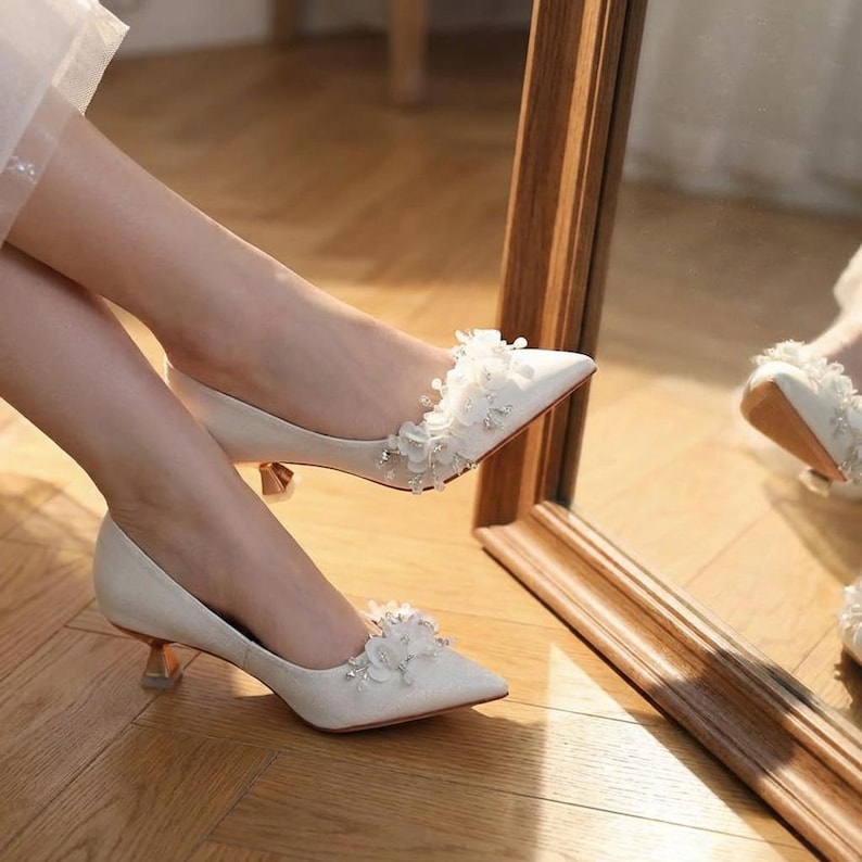 Ivory bridal kitten heels with floral lace decoration, elegant pointed toe wedding shoes, comfortable low heel pumps for bride, minimalist wedding footwear