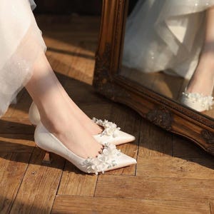 Ivory bridal kitten heels with floral lace decoration, elegant pointed toe wedding shoes, comfortable low heel pumps for bride, minimalist wedding footwear