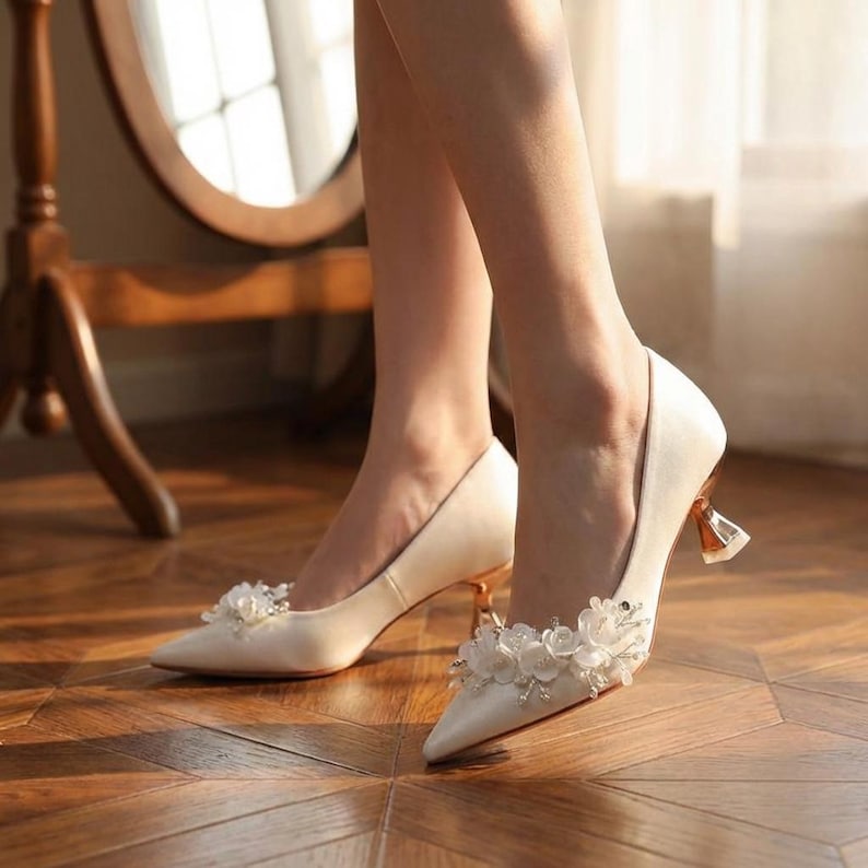 Ivory bridal kitten heels with floral lace decoration, elegant pointed toe wedding shoes, comfortable low heel pumps for bride, minimalist wedding footwear