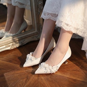 Ivory bridal kitten heels with floral lace decoration, elegant pointed toe wedding shoes, comfortable low heel pumps for bride, minimalist wedding footwear