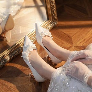 Ivory bridal kitten heels with floral lace decoration, elegant pointed toe wedding shoes, comfortable low heel pumps for bride, minimalist wedding footwear