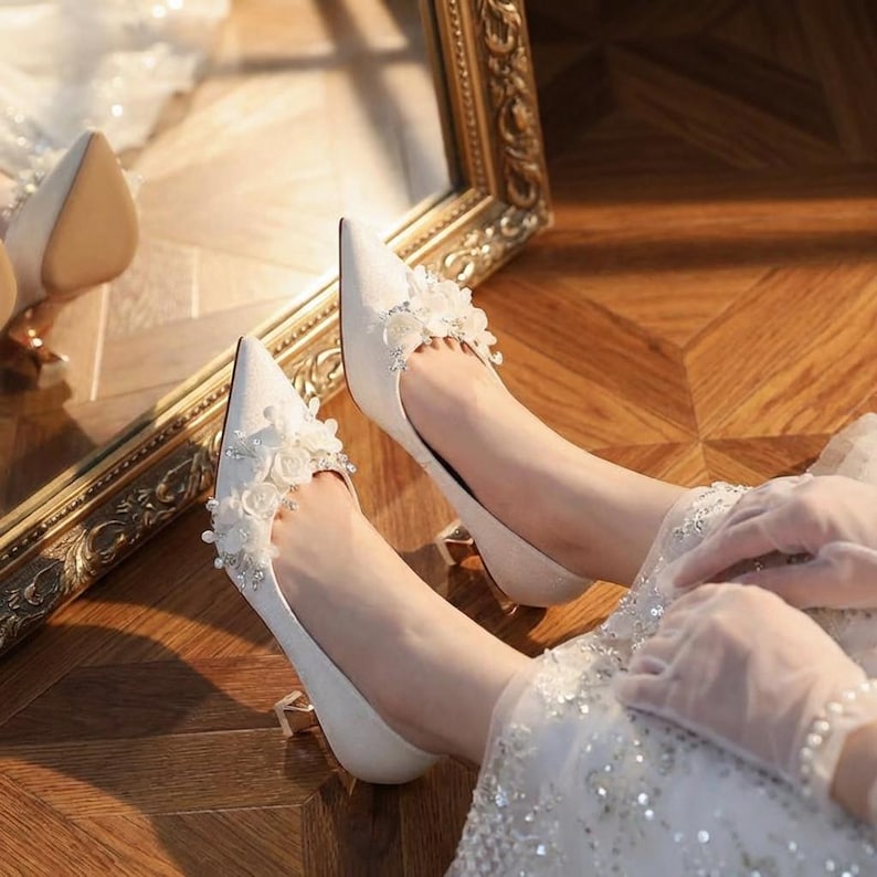 Ivory bridal kitten heels with floral lace decoration, elegant pointed toe wedding shoes, comfortable low heel pumps for bride, minimalist wedding footwear