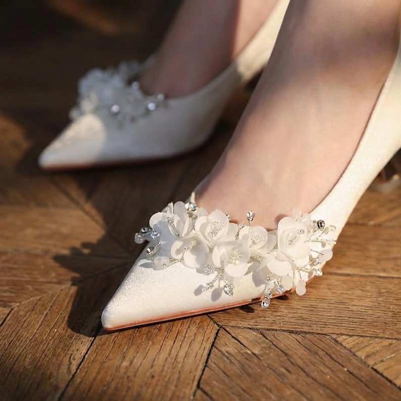 Ivory bridal kitten heels with floral lace decoration, elegant pointed toe wedding shoes, comfortable low heel pumps for bride, minimalist wedding footwear