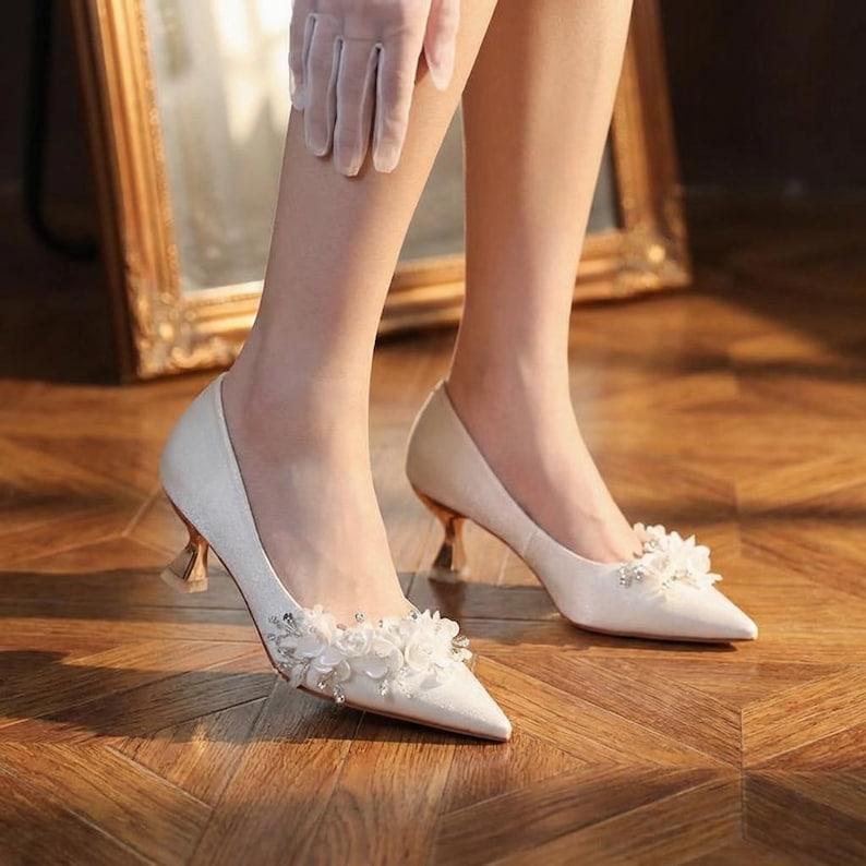 Ivory bridal kitten heels with floral lace decoration, elegant pointed toe wedding shoes, comfortable low heel pumps for bride, minimalist wedding footwear