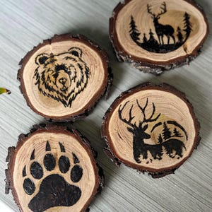Porta-copos de madeira queimada à mão: decoração rústica de bosques e arte da vida selvagem