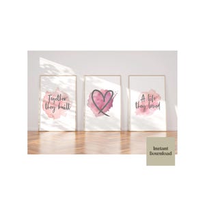 Set di 3 stampe artistiche da parete nei toni del rosa cipria e del grigio, insieme hanno costruito una vita che amavano, relazione e amore, download digitale