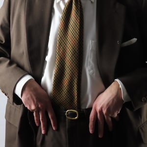 Dwuczęściowy garnitur w kolorze khaki z lat 60., krój drapowany, 44-46 UK 54-56 IT