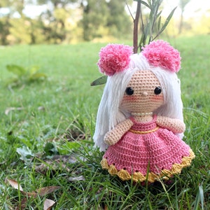 Pattern PDF file in Spanish and English - Amigurumi Doll Claudia. Crochet doll tutorial. Crochet doll pattern.