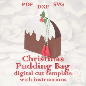 以下が含まれることがあります： 白いアイシングのディテール、ヒイラギ、赤いタッセルが付いた、茶色の紙製のクリスマスプディングバッグ。「Christmas Pudding Bag digital cut template with instructions」の文字が入っています。