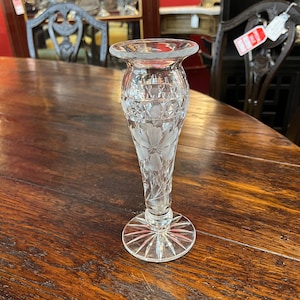 Vintage wunderschön mundgeblasene und geschliffene Kristallvase, tief geschnittenes Blumenmuster mit geriffeltem Rand und Sternschnittfuß, circa 1950er Jahre