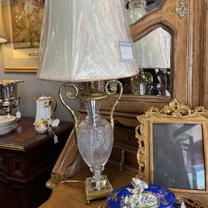 Classic Large Vintage Asian Decorated Porcelain Lamp Classic Large Vintage Asian Decorated Porcelain Lamp