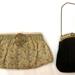 Conjunto de 2 bolsas de noite francesas antigas, incluindo uma bolsa de tapeçaria trançada e uma de seda preta com moldura com detalhes em pérolas, todos os acessórios originais