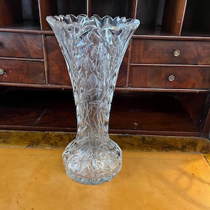 Große handgeschliffene hohe Vintage Kristallblumenvase, entworfen von einem Meister, dicke Bleikristallvase, Blatt- und Rebendekoration