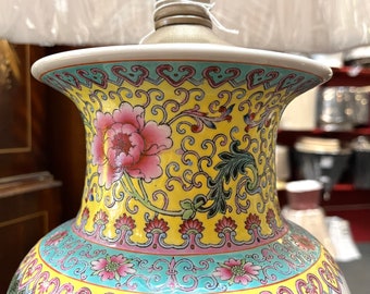 Classic Large Vintage Asian Decorated Porcelain Lamp Classic Large Vintage Asian Decorated Porcelain Lamp