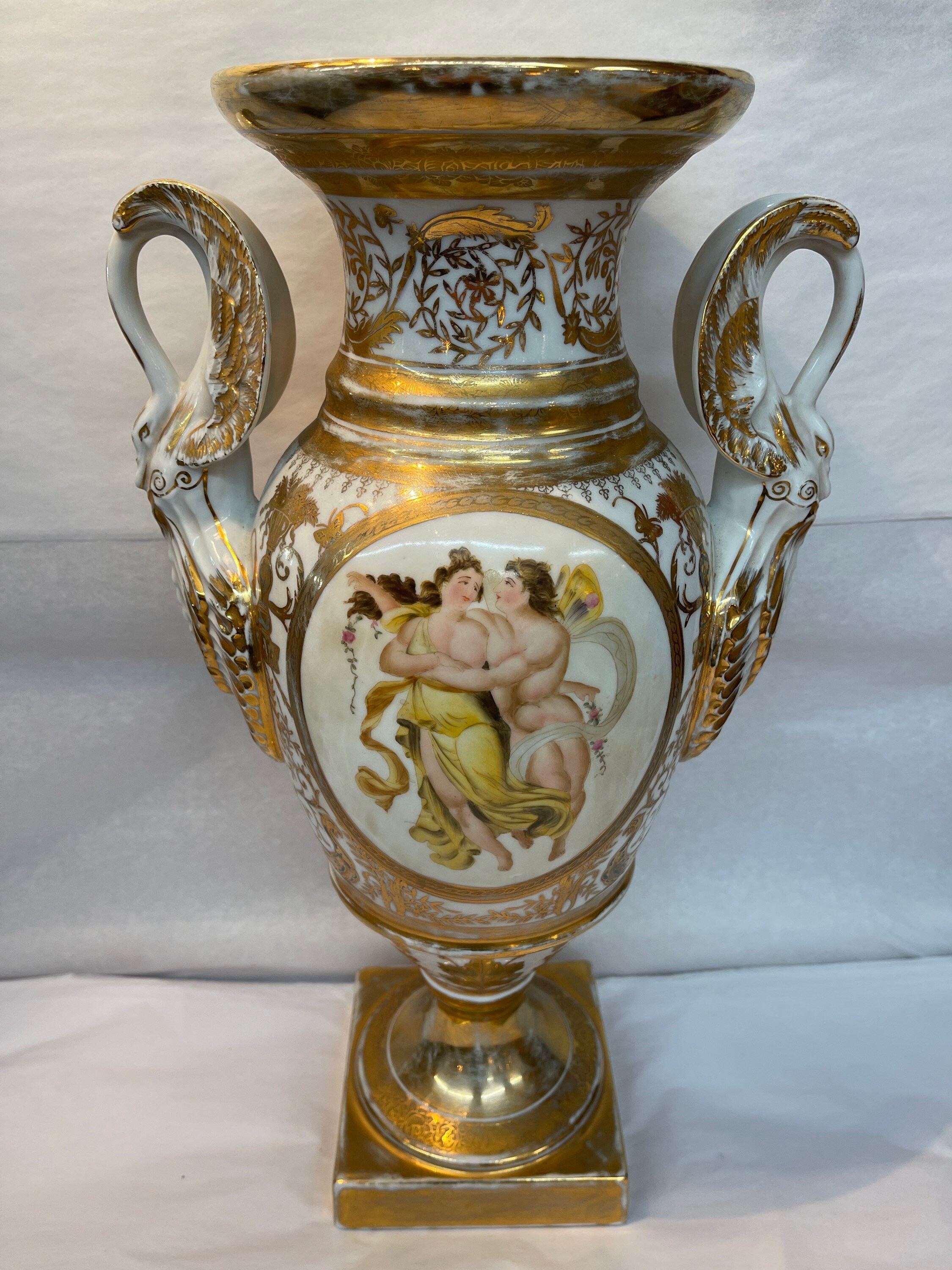 陶器の壺 金色装飾 蓋付金襴手細密人物図三足飾壺 薩摩焼 明治時代 色絵 金彩 香炉 骨董品