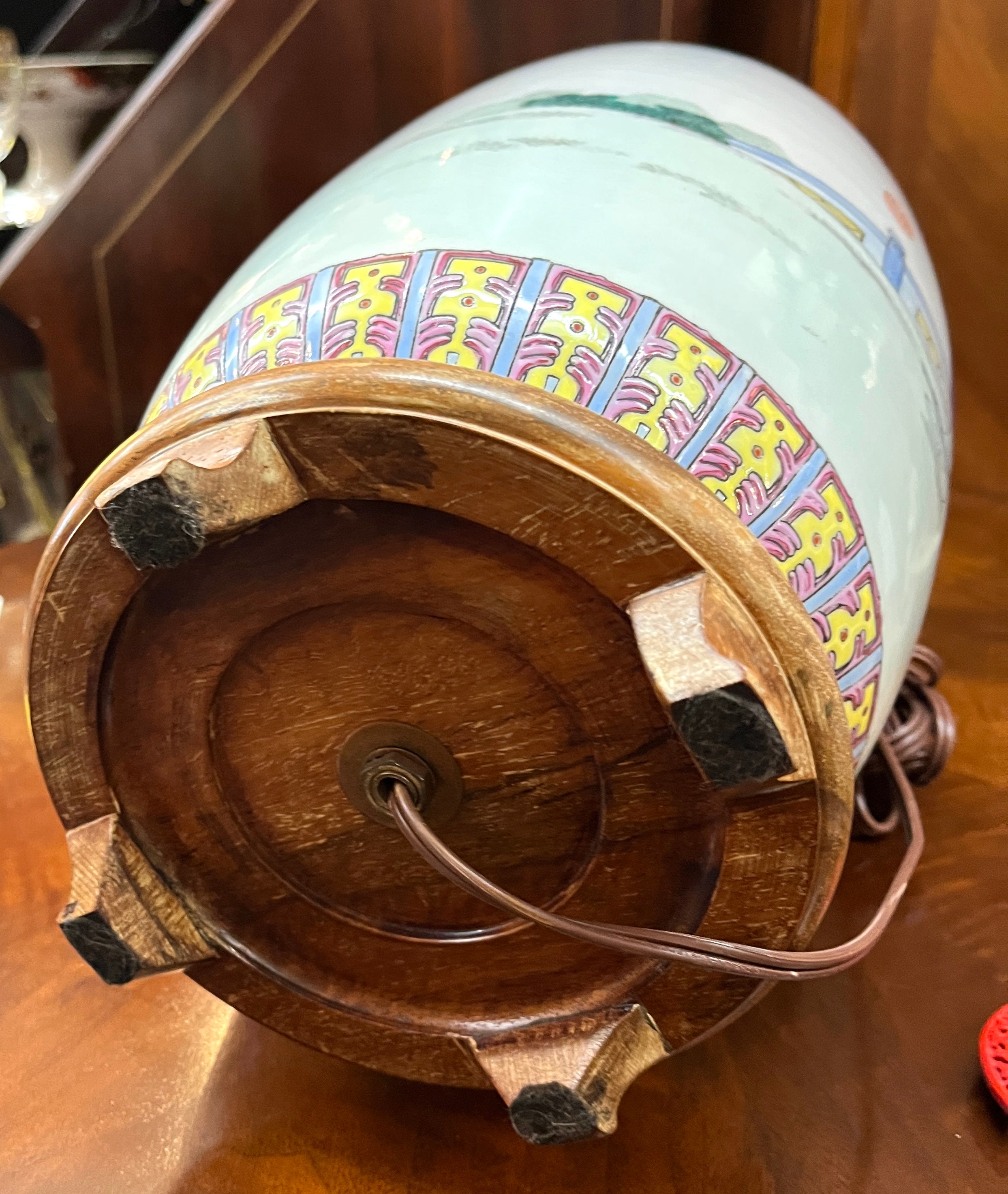 Classic Large Vintage Asian Decorated Porcelain Lamp Classic Large Vintage Asian Decorated Porcelain Lamp
