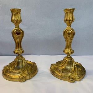 Paar schwere Vintage französische Kerzenhalter aus vergoldeter Bronze, 9,5 &quot;hoch, ausgezeichneter Zustand, fein gearbeitete französische Kerzenhalter aus Bronze
