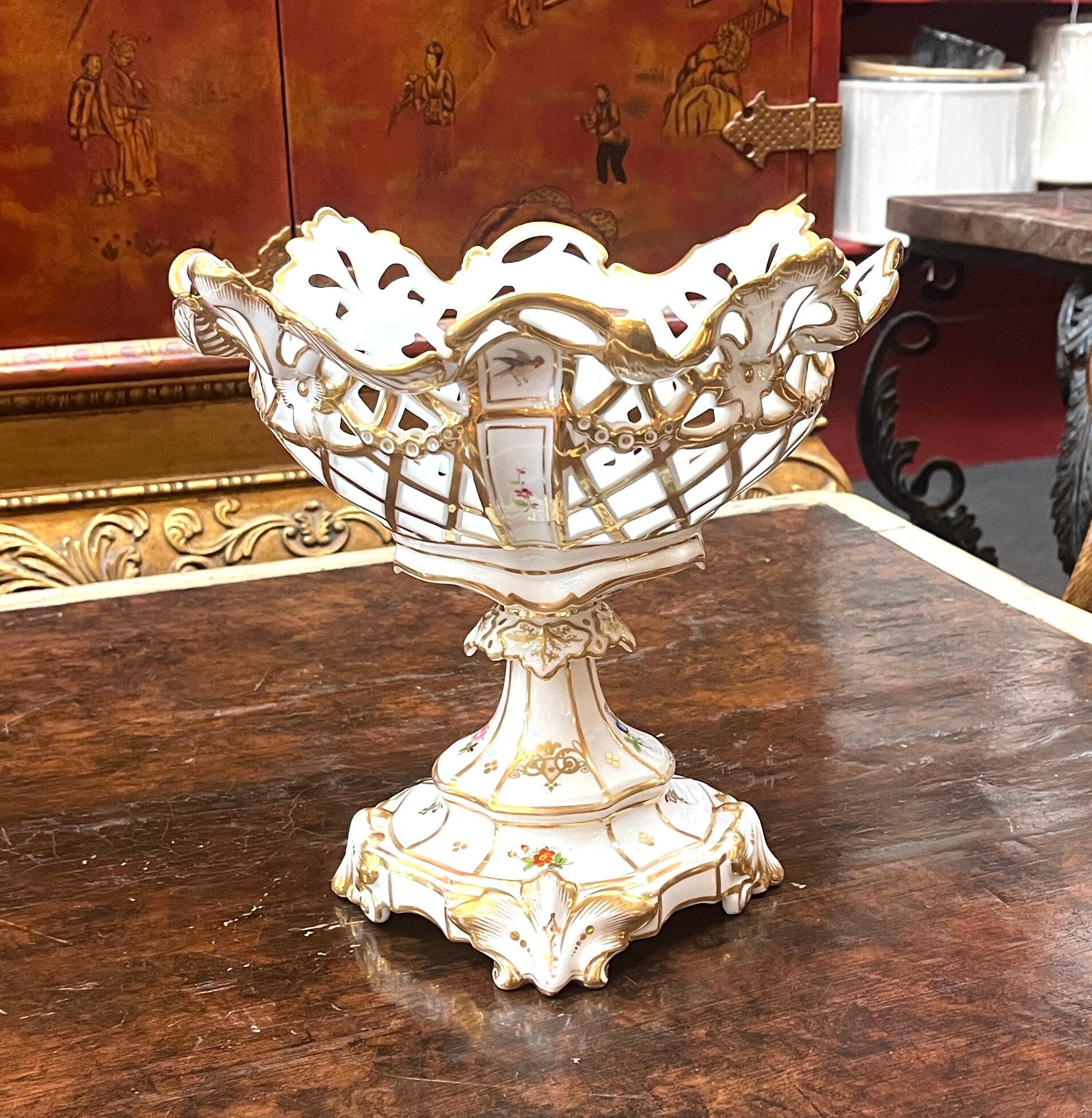 Exquisites antikes französisches handbemaltes und vergoldetes Porzellankompott auf Sockel, durchbrochene Schale mit Blumen und appliziertem Gold