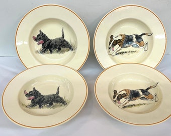 Antico set di 4 ciotole per cani "Royal Jasmine" degli anni '30 circa e realizzate da Renown Spode of England, raffigurati 2 cani, Beagle e Scotties