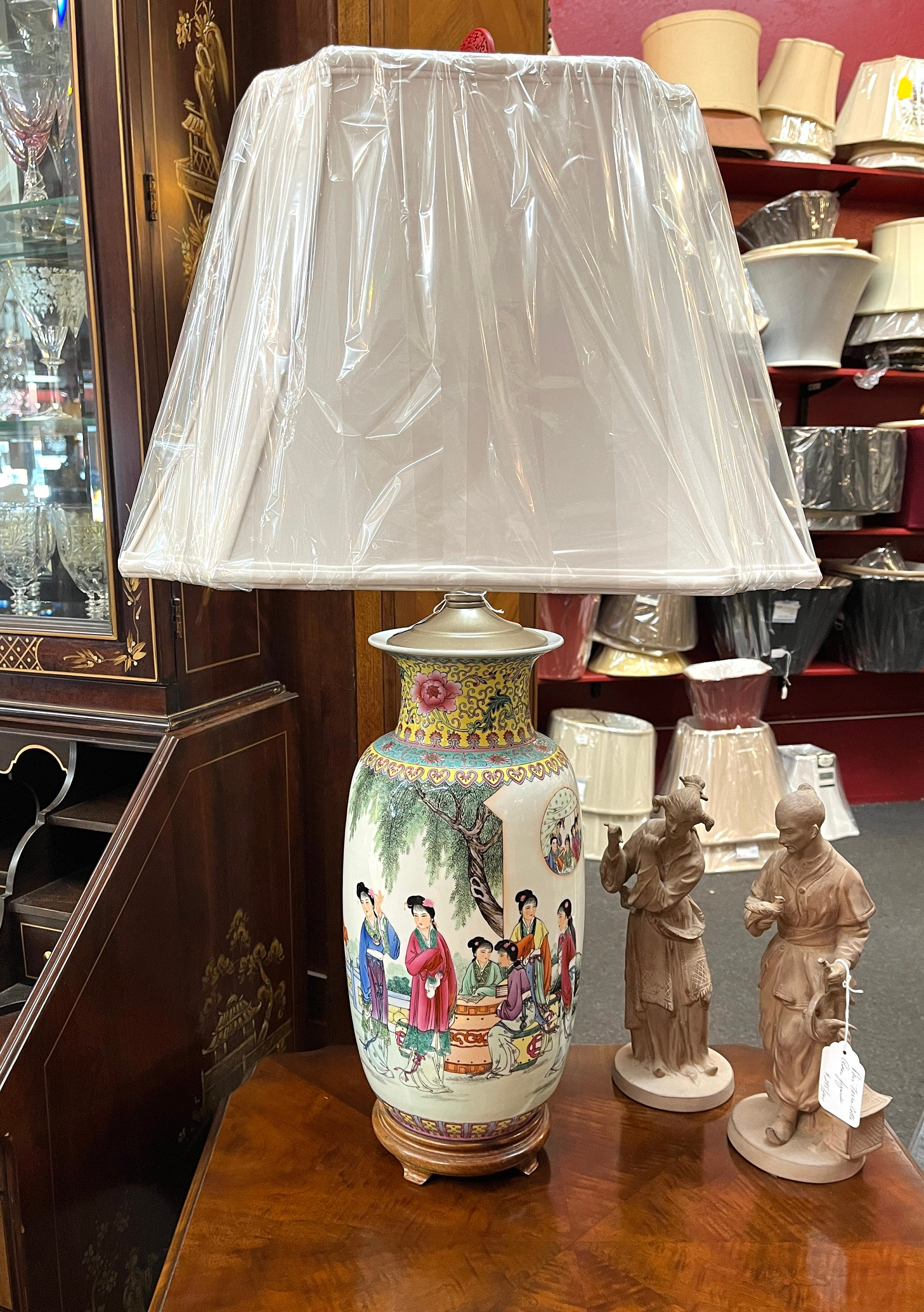 Classic Large Vintage Asian Decorated Porcelain Lamp Classic Large Vintage Asian Decorated Porcelain Lamp