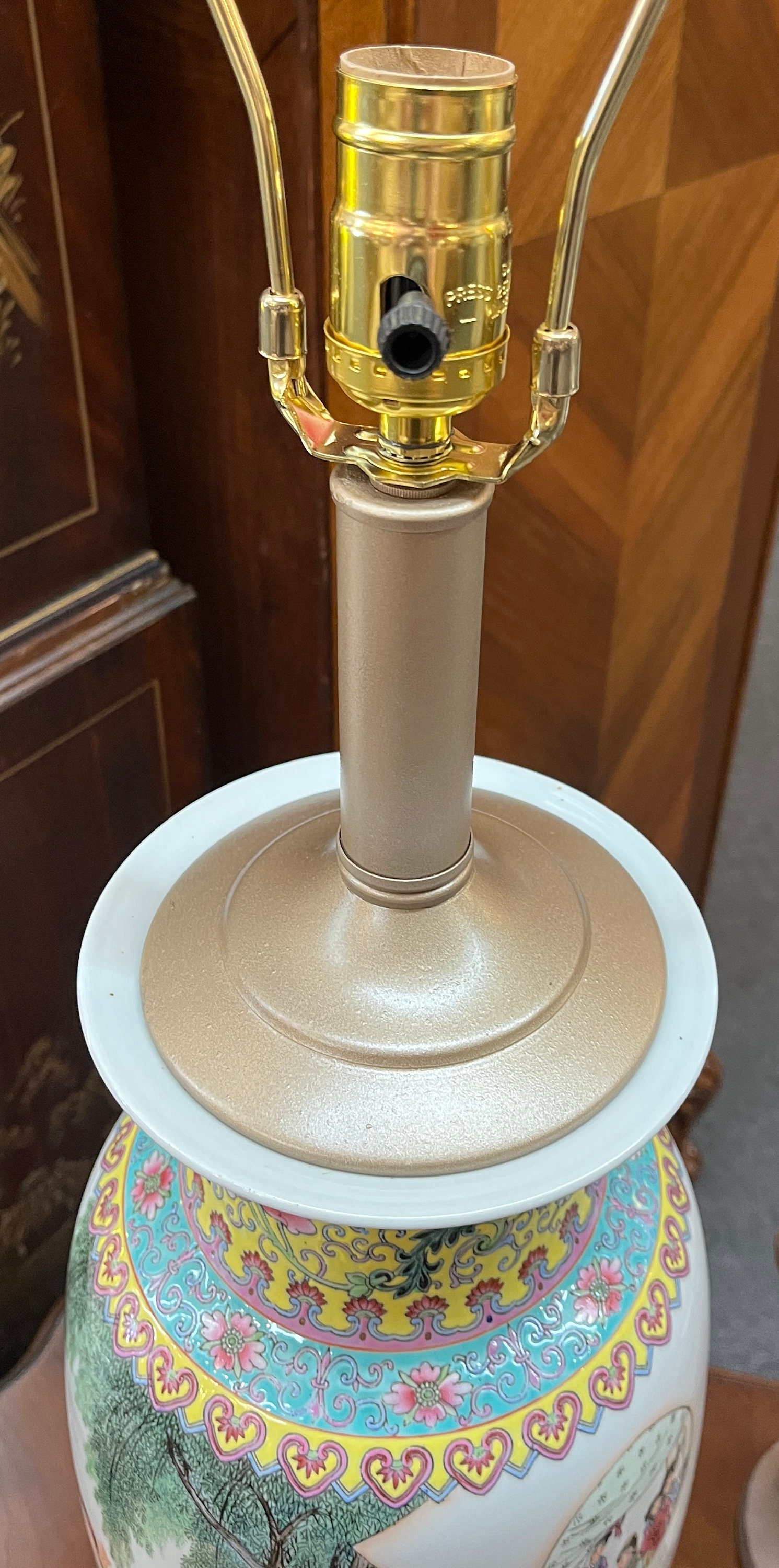 Classic Large Vintage Asian Decorated Porcelain Lamp Classic Large Vintage Asian Decorated Porcelain Lamp