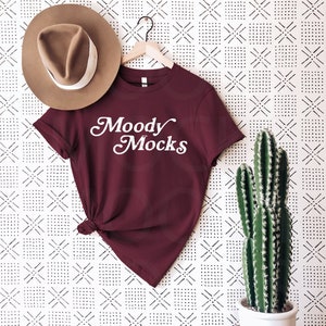 Mockup Bella Canvas 3001 | Mockup koszuli Bella Canvas Maroon | Mockup płaskiego układania | Mockup wiszącej koszulki
