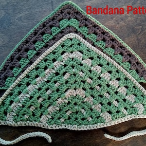 Puede incluir: Un patrón de bandana tejido a crochet en verde, marrón y beige. El patrón está formado por tres tamaños diferentes de cuadrados superpuestos. El texto "Bandana Pattern Only" es visible en la esquina superior derecha de la imagen.