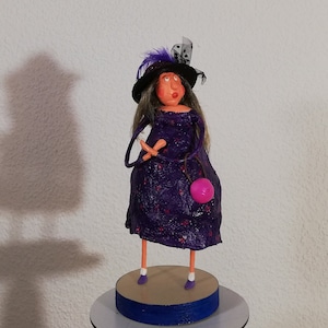 Figura de dama con sombrero, figura de mujer hecha de papel maché y arcilla polimérica