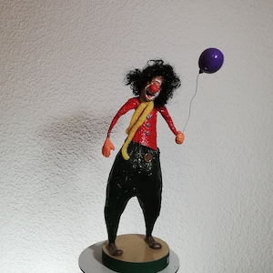 Figur Clown, Pappmache Figur Clown mit Luftballons