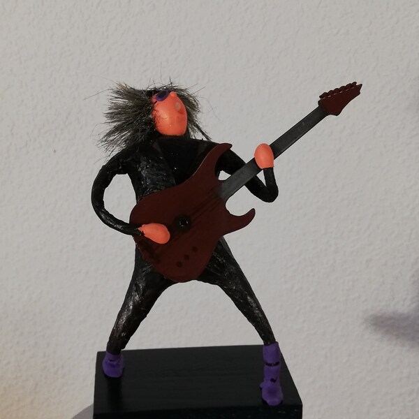 Pappmache Figur Hardrock-Gitarrist, Gittarist Papier mache Figur, Paperglay Hardrock Musiker