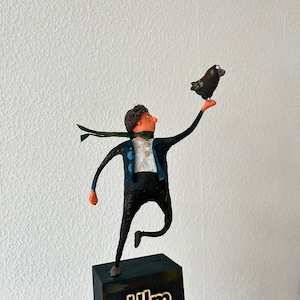 Hombre con figura de Ulmer Gorrión