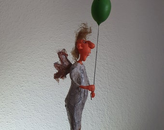 Figurine d'ange en papier mâché avec un ballon