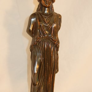Estátua de bronze de Kapyatie, deusa feminina da mitologia grega
