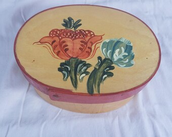 Caja ovalada de madera curvada, pintada a mano, con motivos florales y de arte popular vintage.
