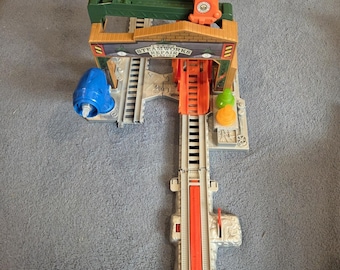 Tomy Thomas the Train Green Tunnel Overpass and Track Motorized