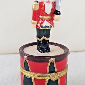 Porslinsskattkista, prydnadsförvaring, smycken, 13 cm, nötknäppare och trumma med svärd