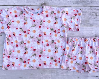 Conjunto de salón con estampado floral de mariquitas