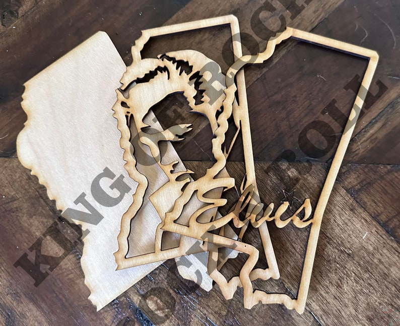 Peut inclure: Une d&eacute;coupe en bois du visage d'Elvis Presley avec le mot "Elvis" &eacute;crit en dessous. La d&eacute;coupe est en forme de l'&eacute;tat du Tennessee.