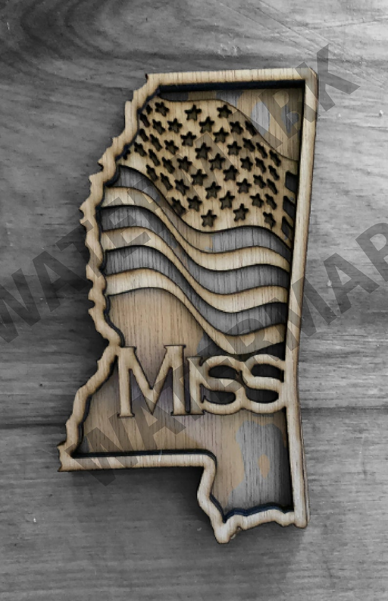 K&ouml;nnte beinhalten: Holzschnitt des Bundesstaates Mississippi mit einem amerikanischen Flaggenmuster und dem Wort "MISS" im unteren Teil.