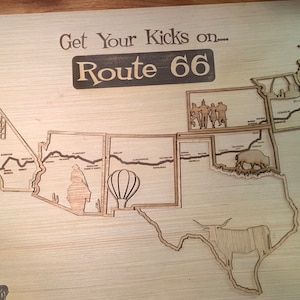 Puede incluir: Mapa de madera de la Ruta 66 con contornos de estados cortados con láser e imágenes icónicas. La frase "Get Your Kicks on... Route 66" está encima del mapa. Incluye un escudo de la Ruta 66 y una rosa de los vientos.