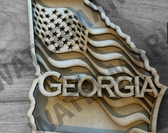 Może przedstawiać: Drewniany wycinany kształt stanu Georgia z wzorem amerykańskiej flagi i napisem "GEORGIA" w środku.