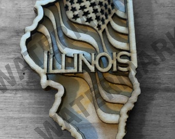 Może przedstawiać: Drewniany wycinany kształt stanu Illinois z wzorem amerykańskiej flagi i napisem "ILLINOIS" w środku.
