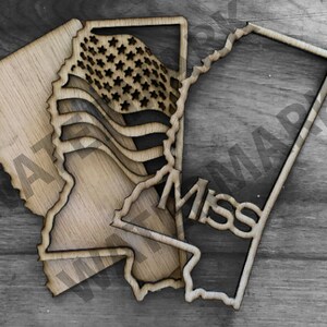 K&ouml;nnte beinhalten: Holzausschnitt des Bundesstaates Mississippi mit einem Ausschnitt der amerikanischen Flagge und dem Wort "Miss" in der unteren rechten Ecke.