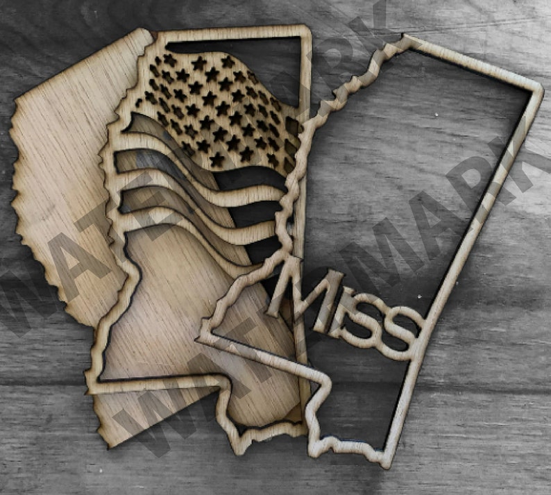 K&ouml;nnte beinhalten: Holzausschnitt des Bundesstaates Mississippi mit einem Ausschnitt der amerikanischen Flagge und dem Wort "Miss" in der unteren rechten Ecke.