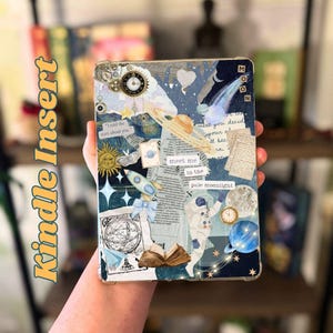 以下が含まれることがあります： 宇宙をテーマにしたコラージュデザインのKindleインサート。ロケット、惑星、宇宙飛行士、そして「meet me in the pale moonlight」のテキストが特徴です。デザインは青、白、金のアクセントを取り入れ、天体の美しさを表現しています。