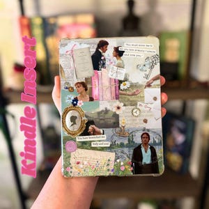 Peut inclure: Un insert Kindle avec un collage d'images et de citations d'un roman classique. Le design comprend des portraits, des accents floraux et du texte manuscrit, avec les phrases "You have bewitched me body and soul" et "You must allow me to tell you how ardently I admire and love you."