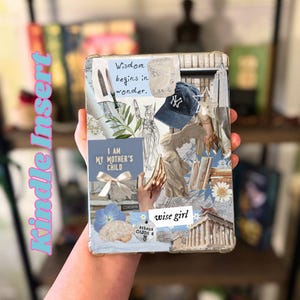 Puede incluir: Una funda decorativa para Kindle con un diseño de collage. Presenta una gorra de béisbol azul, una estatua y el texto "Wisdom begins in wonder". La funda también incluye el texto "I AM MY MOTHER'S CHILD" y "wise girl."