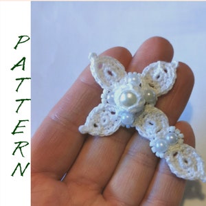 Peut inclure: Croix en crochet blanc avec des perles.