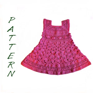 Peut inclure: Une robe de bébé en crochet rose avec un ourlet festonné et un motif floral délicat.